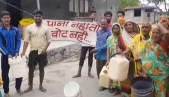 MP: जल संसाधन मंत्री के चुनाव क्षेत्र में ग्रामीणों ने टांगा ''पानी नहीं तो वोट नहीं'' का बैनर MP: जल संसाधन मंत्री के चुनाव क्षेत्र में ग्रामीणों ने टांगा ''पानी नहीं तो वोट नहीं'' का बैनर