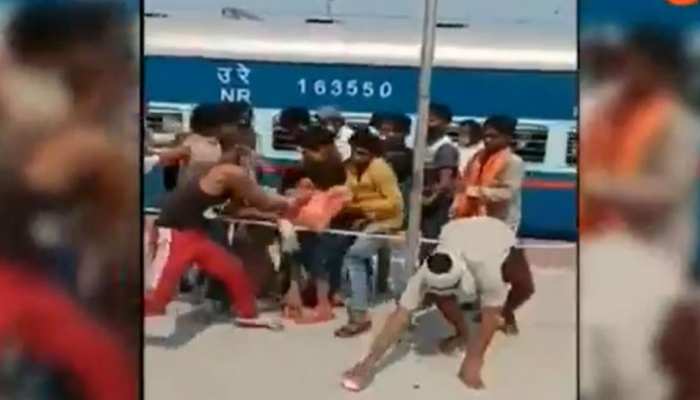 बिहार: कटिहार पहुंचे प्रवासी श्रमिकों ने बस नहीं मिलने पर किया हंगामा बिहार: कटिहार पहुंचे प्रवासी श्रमिकों ने बस नहीं मिलने पर किया हंगामा