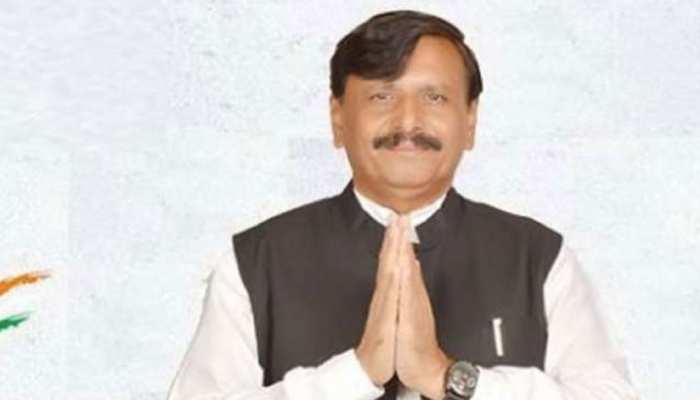 गुजरात: कांग्रेस के एक और विधायक का इस्तीफा; बदल गया राज्यसभा चुनाव का गणित गुजरात: कांग्रेस के एक और विधायक का इस्तीफा; बदल गया राज्यसभा चुनाव का गणित