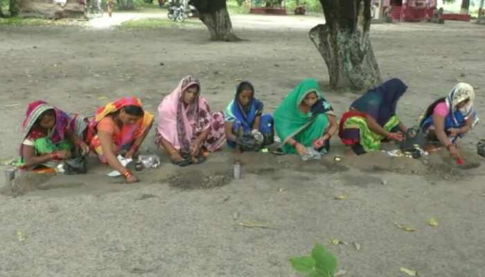 बिहार: बगहा में चल रहा अंधविश्वास का खेल, 'कोरोना माई' पर चढ़ाए जा रहे लड्डू-अगरबत्ती