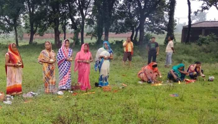 UP में महिलाओं ने पार की अं​धविश्वास की हद, कोरोना को 'देवी मां' मानकर कर रहीं पूजा