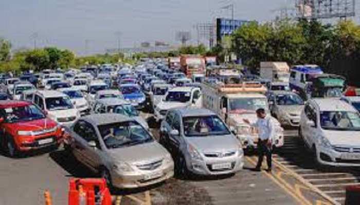 दिल्ली-नोएडा बॉर्डर पर लगा कई किलोमीटर लंबा जाम, बिना पास के No-Entry दिल्ली-नोएडा बॉर्डर पर लगा कई किलोमीटर लंबा जाम, बिना पास के No-Entry