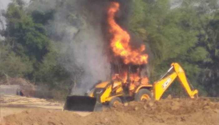 बिहार में नक्सलियों ने 3 जेसीबी मशीनें फूंकीं, और हो गए फरार बिहार में नक्सलियों ने 3 जेसीबी मशीनें फूंकीं, और हो गए फरार