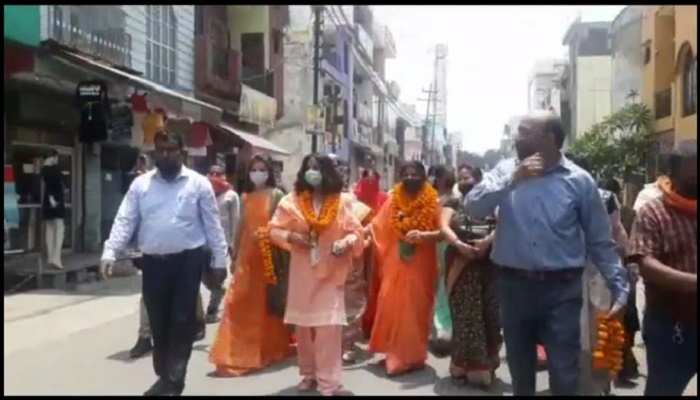मुरादाबाद: पार्षद बनने की खुशी में भूल गए कोरोना प्रोटोकॉल, पुलिस ने मुकदमा दर्ज किया मुरादाबाद: पार्षद बनने की खुशी में भूल गए कोरोना प्रोटोकॉल, पुलिस ने मुकदमा दर्ज किया