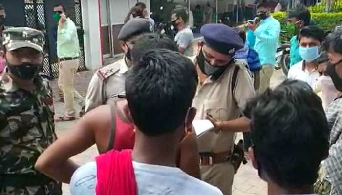 'नक्शे' पर विवाद के बीच नेपाल की तरफ से फायरिंग, 1 की मौत, 3 घायल 'नक्शे' पर विवाद के बीच नेपाल की तरफ से फायरिंग, 1 की मौत, 3 घायल