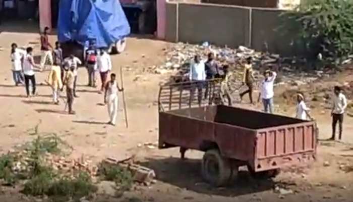 आगरा: दो पक्षों में हुई मारपीट का वीडियो वायरल, 22 नामजद और 55 अज्ञात के खिलाफ FIR आगरा: दो पक्षों में हुई मारपीट का वीडियो वायरल, 22 नामजद और 55 अज्ञात के खिलाफ FIR