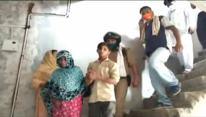 UP: बंधक बना किराएदार परिवार को देता था थर्ड डिग्री, हालत देख पुलिस के भी उड़े होश UP: बंधक बना किराएदार परिवार को देता था थर्ड डिग्री, हालत देख पुलिस के भी उड़े होश