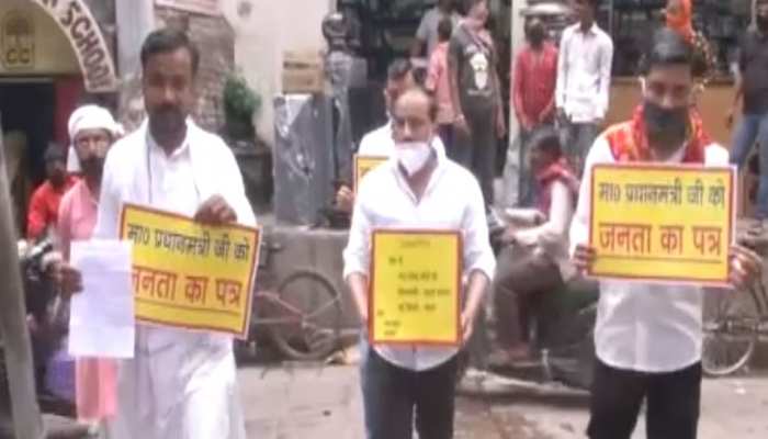 कारोना काल में सपा को नहीं रास आया BJP का 'परिवार संपर्क अभियान', वाराणसी में चलाया अपना कैंपेन कारोना काल में सपा को नहीं रास आया BJP का 'परिवार संपर्क अभियान', वाराणसी में चलाया अपना कैंपेन