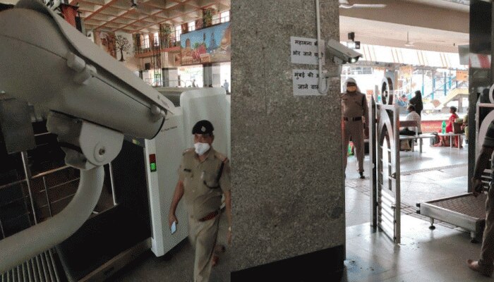 वाराणसी: कैंट रेलवे स्टेशन में लगे थर्मल स्कैनर कैमरे, यात्रियों का चेक होगा टेम्परेचर वाराणसी: कैंट रेलवे स्टेशन में लगे थर्मल स्कैनर कैमरे, यात्रियों का चेक होगा टेम्परेचर