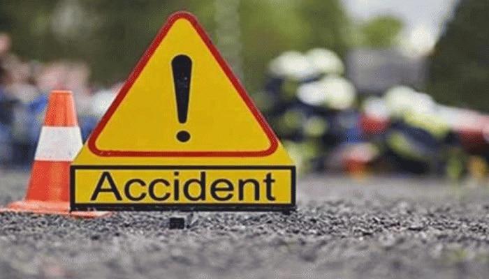 आगरा-लखनऊ एक्सप्रेसवे पर बस पलटने से 6 घायल, सीएम योगी ने लिया हादसे का संज्ञान आगरा-लखनऊ एक्सप्रेसवे पर बस पलटने से 6 घायल, सीएम योगी ने लिया हादसे का संज्ञान
