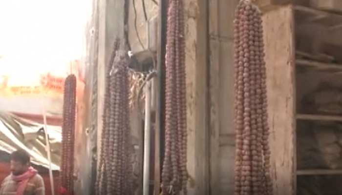 भारत-नेपाल के रिश्तों में आई खटास से मोक्ष की नगरी काशी के रुद्राक्ष कारोबारी परेशान, जानिए वजह भारत-नेपाल के रिश्तों में आई खटास से मोक्ष की नगरी काशी के रुद्राक्ष कारोबारी परेशान, जानिए वजह