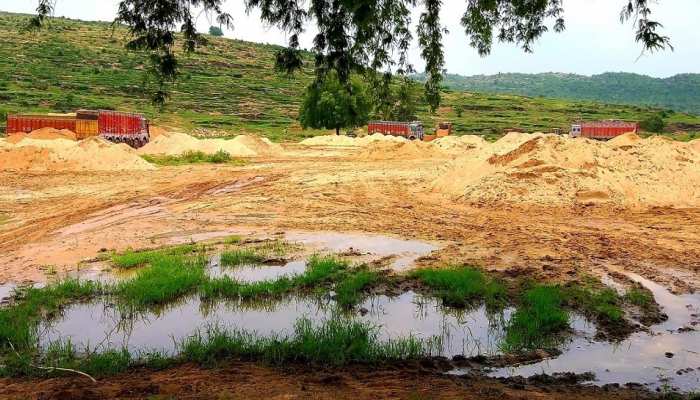 रोहतास में चल रहा अवैध बालू डंपिंग का बड़ा खेल, सरकार को हो रही राजस्व की बड़ी हानि रोहतास में चल रहा अवैध बालू डंपिंग का बड़ा खेल, सरकार को हो रही राजस्व की बड़ी हानि