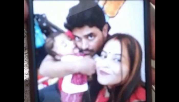 पति-पत्नी ने की आत्महत्या, 8 महीने के मासूम को घर में छोड़ा अकेला; जानें क्या है पूरा मामला पति-पत्नी ने की आत्महत्या, 8 महीने के मासूम को घर में छोड़ा अकेला; जानें क्या है पूरा मामला