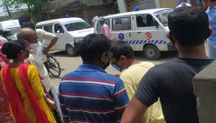 बुजुर्ग मां ने अपने दो बेटों के साथ खाया जहर, फिर ऐसे बची जान; जानें पूरा मामला बुजुर्ग मां ने अपने दो बेटों के साथ खाया जहर, फिर ऐसे बची जान; जानें पूरा मामला
