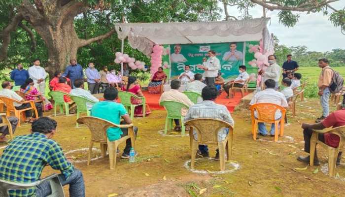 ଦୂରତା ବଜାୟ ରଖି ବିରୋଧୀଙ୍କୁ ଟାଣି ଆଣିଲେ ଘଡ଼ାଇ ଦୂରତା ବଜାୟ ରଖି ବିରୋଧୀଙ୍କୁ ଟାଣି ଆଣିଲେ ଘଡ଼ାଇ