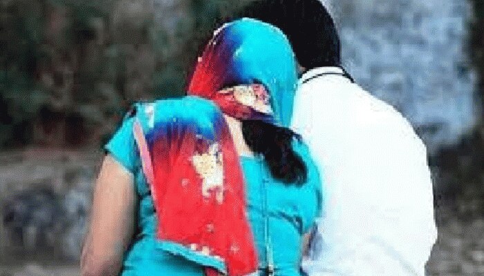 आगरा: पति को प्रेमिका के साथ रंगेहाथ पकड़ा, तो पत्नी ने कर दी सरेआम धुनाई आगरा: पति को प्रेमिका के साथ रंगेहाथ पकड़ा, तो पत्नी ने कर दी सरेआम धुनाई