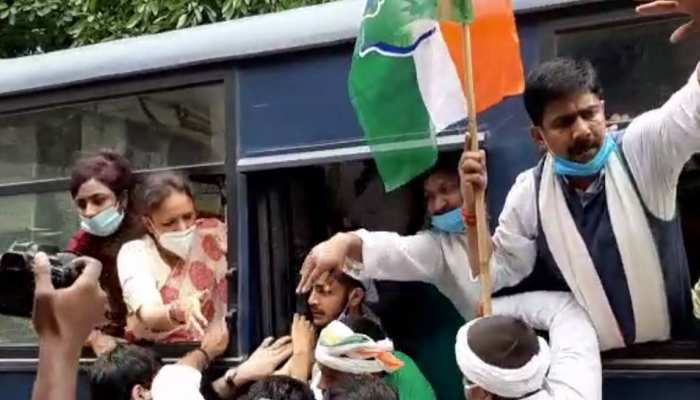 लखनऊ:पेट्रोल-डीजल के बढ़ते दाम पर यूपी कांग्रेस का प्रदर्शन,कई कार्यकर्ता हिरासत में