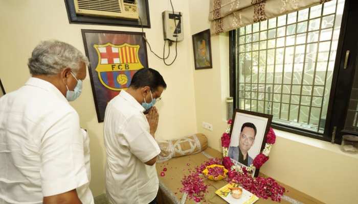 CM arvind kejriwal tribute to LNJP doctor Asheem Gupta | कोरोना से जान  गंवाने वाले डॉक्टर के परिवार को CM केजरीवाल ने सौंपा 1 करोड़ रुपए का चेक |  Hindi News, प्रदेश