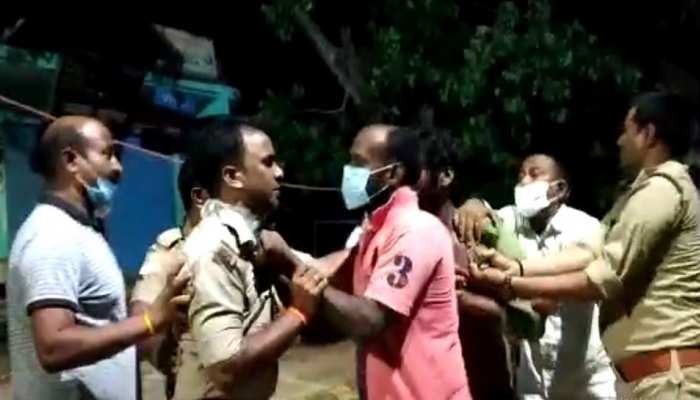 वाराणसी: लॉकडाउन का उल्लंघन किया, पुलिस ने टोका नेताजी ने शुरू कर दी मारपीट वाराणसी: लॉकडाउन का उल्लंघन किया, पुलिस ने टोका नेताजी ने शुरू कर दी मारपीट