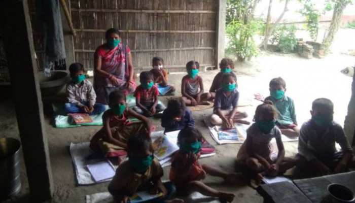 बिहार : ग्रामीण बच्चों को खेल-खेल में शिक्षित कर रही 'शिक्षा सहेली मां' बिहार : ग्रामीण बच्चों को खेल-खेल में शिक्षित कर रही 'शिक्षा सहेली मां'