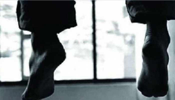 झारखंड: लड़के ने शादी से किया इनकार तो लड़की ने फांसी लगाकर कर ली आत्महत्या झारखंड: लड़के ने शादी से किया इनकार तो लड़की ने फांसी लगाकर कर ली आत्महत्या