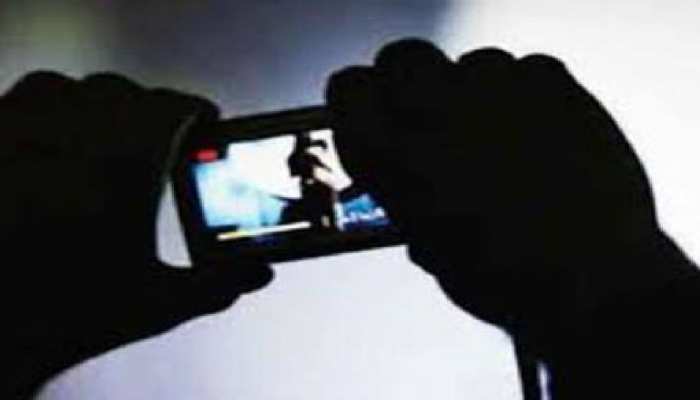 झारखंड: पिता ने बेटी का नहाते वक्त बनाया VIDEO, शैम्पू पर पड़ी नजर तो उड़े होश झारखंड: पिता ने बेटी का नहाते वक्त बनाया VIDEO, शैम्पू पर पड़ी नजर तो उड़े होश