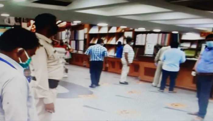 कोविड 19 नियमों की अनदेखी करने वाले 32 दुकानों पर चला प्रशासन का डंडा, किए गए बंद कोविड 19 नियमों की अनदेखी करने वाले 32 दुकानों पर चला प्रशासन का डंडा, किए गए बंद