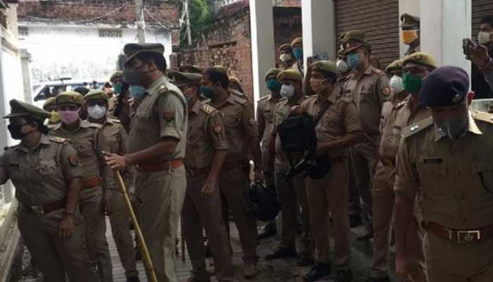 वाराणसी: मुख्तार अंसारी गैंग के शॉर्प शूटर और 10 हत्याओं के आरोपी झुन्ना पंडित की संपत्ति कुर्क वाराणसी: मुख्तार अंसारी गैंग के शॉर्प शूटर और 10 हत्याओं के आरोपी झुन्ना पंडित की संपत्ति कुर्क