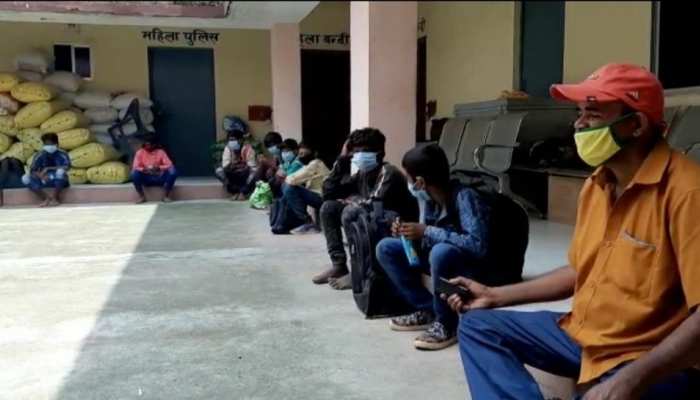 बंगाल से 8 नाबालिकों को बेचने के लिए लाया गया रांची, तस्कर हुआ गिरफ्तार बंगाल से 8 नाबालिकों को बेचने के लिए लाया गया रांची, तस्कर हुआ गिरफ्तार