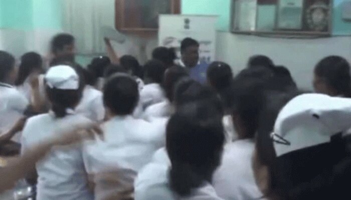 Corona वार्ड में डॉक्टर ने की नर्स से छेड़छाड़, साथी नर्सों ने जमकर धुना