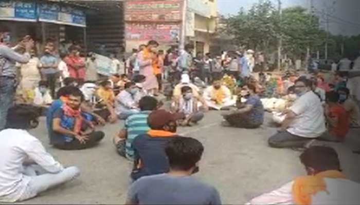 मेरठ में साधु की हत्या से गुस्साए लोगों ने लगाया जाम, SSP ने थानाध्यक्ष और SSI को किया लाइन हाजिर मेरठ में साधु की हत्या से गुस्साए लोगों ने लगाया जाम, SSP ने थानाध्यक्ष और SSI को किया लाइन हाजिर