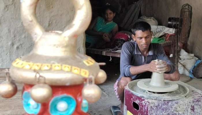 Chinese सामानों को धूल चटाने के लिए तैयार Varanasi के कुम्हार, ले रहे हैं ऐसी जबरदस्त ट्रेनिंग Chinese सामानों को धूल चटाने के लिए तैयार Varanasi के कुम्हार, ले रहे हैं ऐसी जबरदस्त ट्रेनिंग