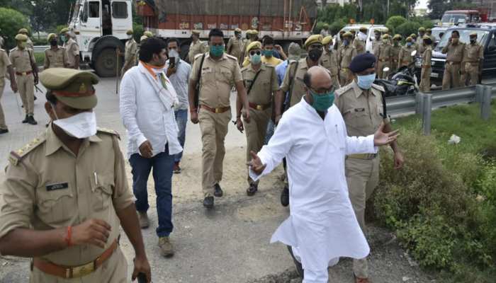 उभ्भा कांड की बरसी पर सोनभद्र जा रहे UP कांग्रेस अध्यक्ष अजय लल्लू को पुलिस ने रोका उभ्भा कांड की बरसी पर सोनभद्र जा रहे UP कांग्रेस अध्यक्ष अजय लल्लू को पुलिस ने रोका
