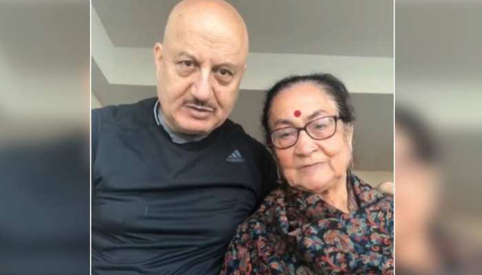 कोरोना से जंग लड़ रही हैं अनुपम खेर की मां, जानिए अब कैसी है उनकी सेहत