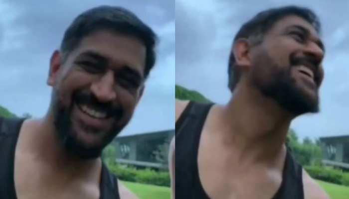 लंबे अरसे बाद कुछ अलग अंदाज में दिख धोनी, VIDEO पर फैन्स ने की कमेंट की बरसात लंबे अरसे बाद कुछ अलग अंदाज में दिख धोनी, VIDEO पर फैन्स ने की कमेंट की बरसात