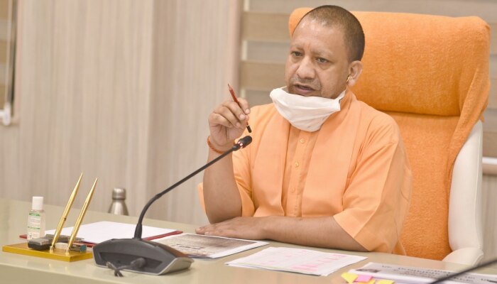 लखनऊ की कोरोना रिपोर्ट पर बिफरे सीएम योगी, जिलाधिकारी और CMO को लगाई फटकार