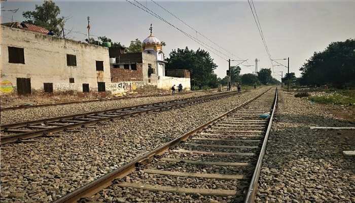 रेल की पटरी पर बैठकर गाना सुनना 3 युवकों को पड़ा भारी, ट्रेन से कटकर हुई मौत