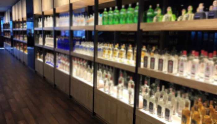 योगी सरकार का बड़ा फैसला-अब UP के शॉपिंग मॉल्स में हो सकेगी महंगी शराबों की बिक्री