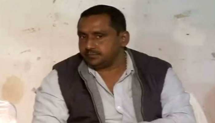 झारखंड: डॉक्टर ने इलाज के बदले मांगी शराब की बोतल, मंत्री ने दिया कार्रवाई का आदेश झारखंड: डॉक्टर ने इलाज के बदले मांगी शराब की बोतल, मंत्री ने दिया कार्रवाई का आदेश