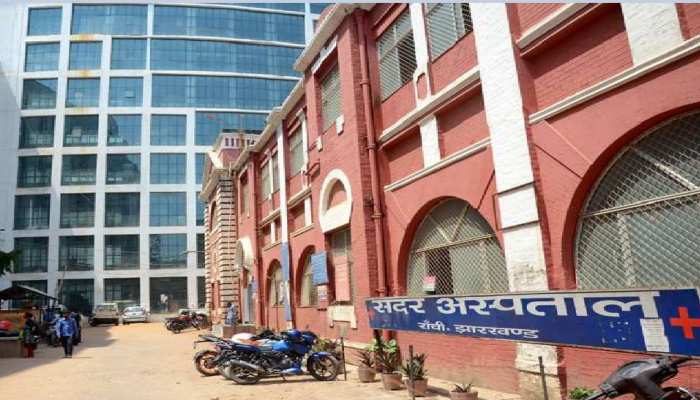 रांची: सदर अस्पताल के कर्मचारियों का प्रदर्शन, सरकार के सामने रखी 10 सूत्री मांगें रांची: सदर अस्पताल के कर्मचारियों का प्रदर्शन, सरकार के सामने रखी 10 सूत्री मांगें