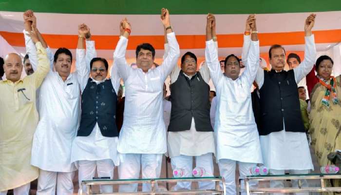 झारखंड कांग्रेस में भी उठने लगे बगावत के सुर, दिल्ली में पार्टी आलाकमान से मिलने को बेताब 9 MLA झारखंड कांग्रेस में भी उठने लगे बगावत के सुर, दिल्ली में पार्टी आलाकमान से मिलने को बेताब 9 MLA