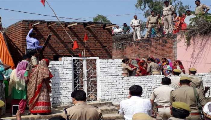 वन विभाग की भूमि पर मंदिर निर्माण को लेकर बढ़ा मामला, पुलिस-ग्रामीणों में हिंसक झड़प वन विभाग की भूमि पर मंदिर निर्माण को लेकर बढ़ा मामला, पुलिस-ग्रामीणों में हिंसक झड़प