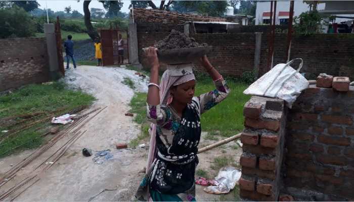 अंतरराष्ट्रीय खेलों में गोल्ड जीतने वाली लॉन बॉल खिलाड़ी, आज ईंट-बालू ढोने को मजबूर, ये बताई वजह अंतरराष्ट्रीय खेलों में गोल्ड जीतने वाली लॉन बॉल खिलाड़ी, आज ईंट-बालू ढोने को मजबूर, ये बताई वजह