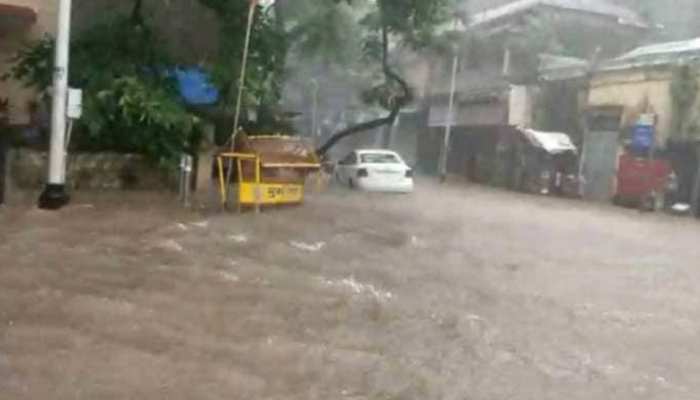 मुंबई में बारिश के साथ चली इतनी तेज हवा, पलट गई क्रेन; स्टेडियम को भी पहुंचा नुकसान मुंबई में बारिश के साथ चली इतनी तेज हवा, पलट गई क्रेन; स्टेडियम को भी पहुंचा नुकसान