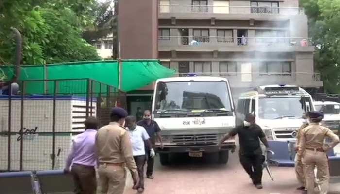 अहमदाबाद के COVID-19 अस्पताल में लगी आग, 8 कोरोना मरीजों की मौत अहमदाबाद के COVID-19 अस्पताल में लगी आग, 8 कोरोना मरीजों की मौत