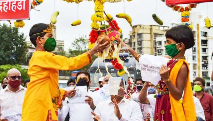 कोरोना के बावजूद लोगों में उत्साह बरकार, मुंबई में कुछ यूं हुआ दही हांडी का आयोजन कोरोना के बावजूद लोगों में उत्साह बरकार, मुंबई में कुछ यूं हुआ दही हांडी का आयोजन