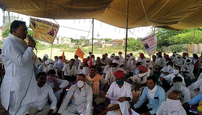 बाड़मेर: किसानों का आंदोलन ले रहा उग्र रूप, निकाली गई बड़ी रैली बाड़मेर: किसानों का आंदोलन ले रहा उग्र रूप, निकाली गई बड़ी रैली