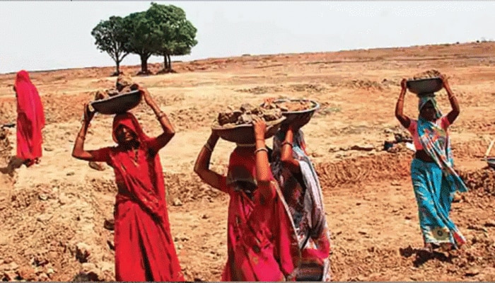 कोटपुतली में मनरेगा कर्मियों का हंगामा, रुपये मांगने पर काम बंद करने का लगाया आरोप कोटपुतली में मनरेगा कर्मियों का हंगामा, रुपये मांगने पर काम बंद करने का लगाया आरोप