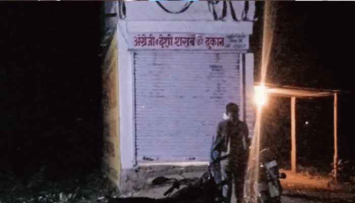 जयपुर: शराब के शौकीन हैं तो पढ़ें ये खबर, उड़ाई जा रही नियमों की धज्जियां जयपुर: शराब के शौकीन हैं तो पढ़ें ये खबर, उड़ाई जा रही नियमों की धज्जियां