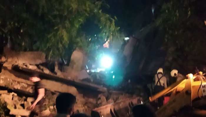 मुंबई के बांद्रा इलाके में अचानक गिरी 4 मंजिला इमारत, 2 घायल, बचाव कार्य जारी मुंबई के बांद्रा इलाके में अचानक गिरी 4 मंजिला इमारत, 2 घायल, बचाव कार्य जारी